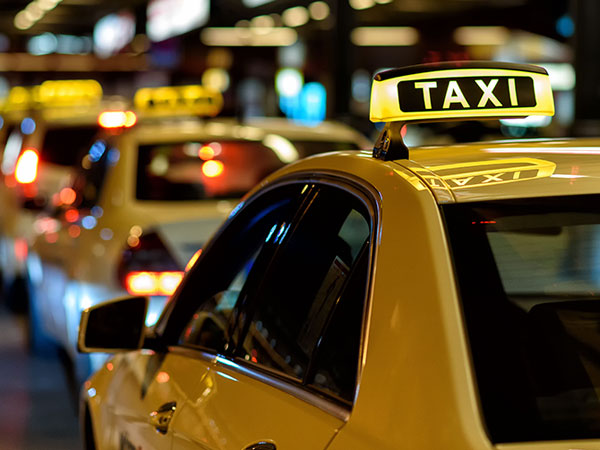 Học sinh gọi taxi đến đón, cha mẹ hô hoán con bị bắt cóc