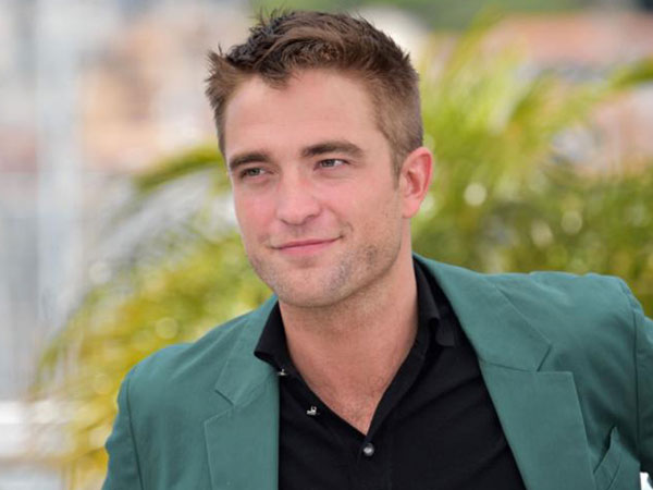 Robert Pattinson thú nhận từng đi ăn cắp tạp chí khiêu dâm để bán kiếm tiền