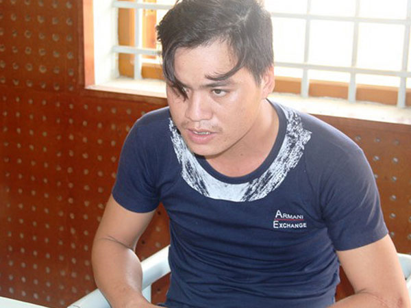 Tên cướp tông xe vào người đi đường khi chạy khỏi tiệm vàng