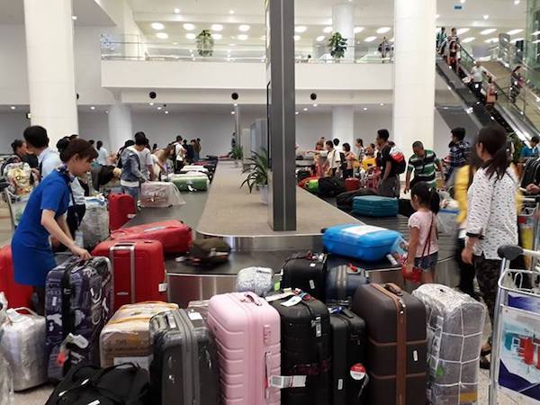 Trục trặc hệ thống, khách xếp hàng dài nhập cảnh tại Nội Bài