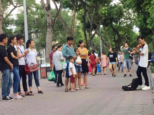 Bị đuổi khi chơi đàn trên phố đi bộ Hà Nội vì chưa có giấy phép?
