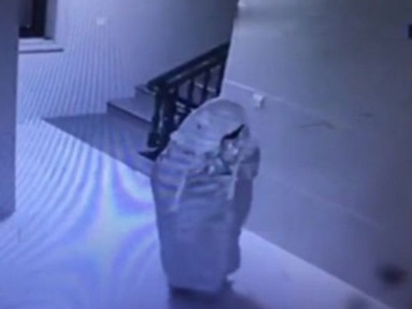Chết cười tên trộm giả ma để qua mặt camera an ninh