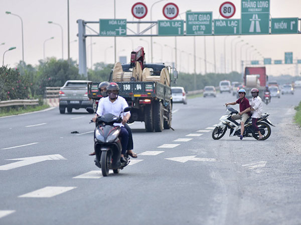 Hà Nội: Hàng loạt xe máy bỏ chạy khi thấy CSGT trên đại lộ Thăng Long