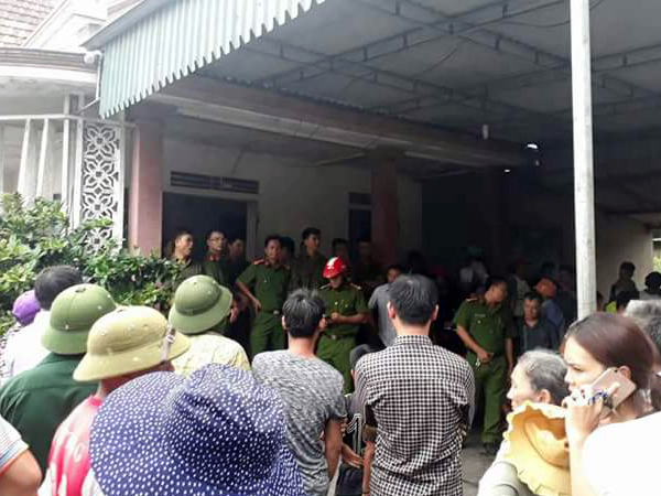 Hàng trăm người vây kín người phụ nữ 48 tuổi nghi bắt cóc trẻ em