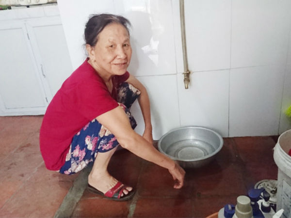 Nước sông Đà giảm áp lực, người Hà Nội lao đao vì thiếu nước sạch