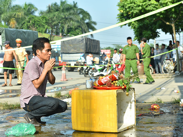 Tìm thấy 6 thi thể trong bể nước tại xưởng bánh kẹo bị cháy ở Hà Nội