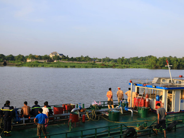 Chìm tàu trên sông Sài Gòn, 2 người mất tích
