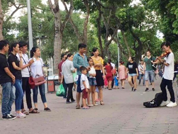 Mẹ cháu bé chơi đàn bên hồ Gươm gỡ bài trên Facebook, xin lỗi công an