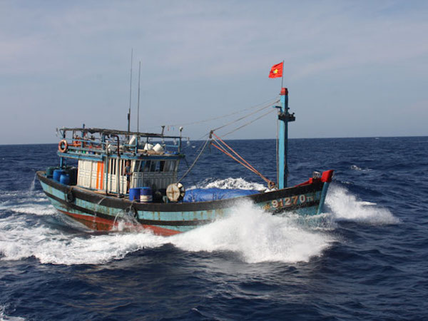 Tàu cá có 5 ngư dân bị chìm ở Hoàng Sa