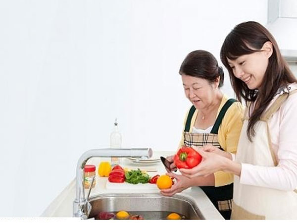 Cả nhà phát hoảng với sở thích làm đẹp của mẹ chồng tôi