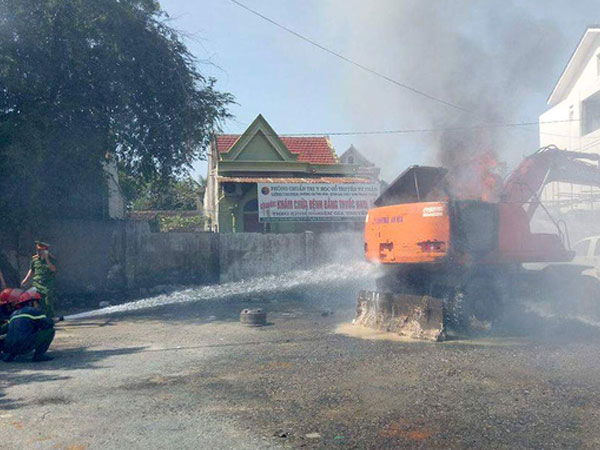 Chiếc máy múc đưa vào gara sửa bất ngờ bốc cháy