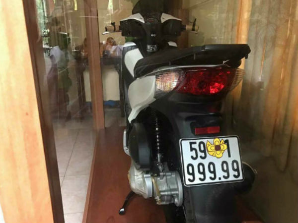 "Choáng" với Honda SH biển 6 con 9 cất trong tủ kính tại Việt Nam