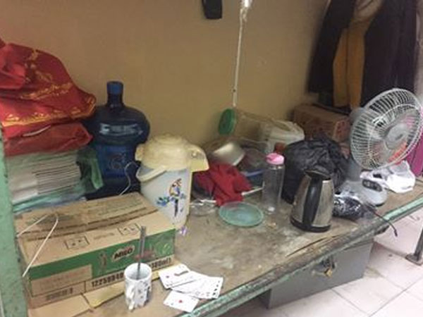 Khóc thét với chuyện ở bẩn trong kí túc nữ : Bát đĩa ăn xong mốc meo, vứt ngay trên giường mình nằm