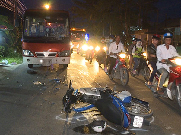 Lao vào xe khách trong đêm, 2 thanh niên nguy kịch