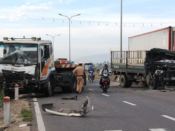 Quốc lộ 1A ách tắc hơn 2 giờ sau tai nạn liên hoàn