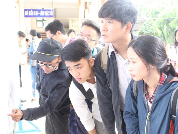 “Sốc” vì điểm chuẩn vào đại học năm nay