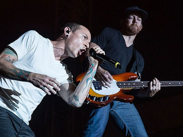 Tang lễ Chester Bennington diễn ra như buổi diễn âm nhạc