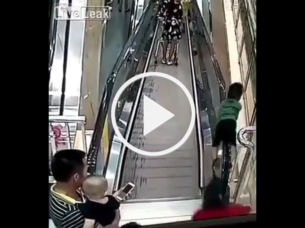 Video Bố cắm mặt vào điện thoại, con suýt gặp tai nạn khủng khiếp