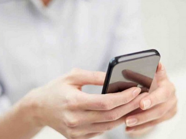 Vợ nộp đơn ly dị chồng vì bị phớt lờ tin nhắn điện thoại