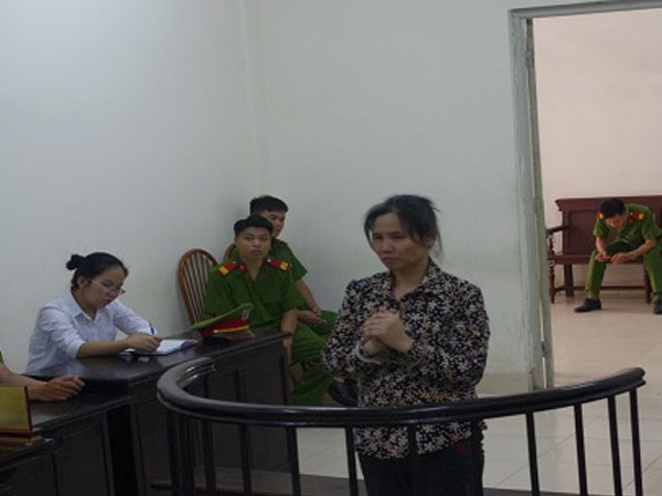 Đau lòng mẹ cầm gậy đánh chết con trai bất hiếu
