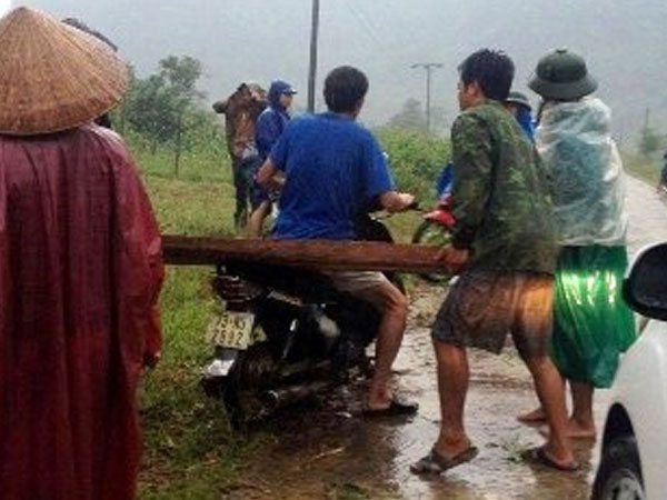 Kiểm lâm nổ súng thị uy, đuổi kẻ vác kiếm vào trụ sở "xử" cán bộ