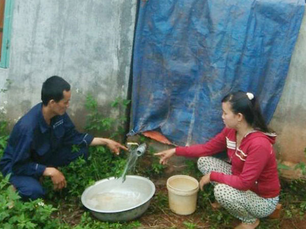 Một gia đình bị kẻ xấu đổ thuốc sâu vào bể nước đầu độc