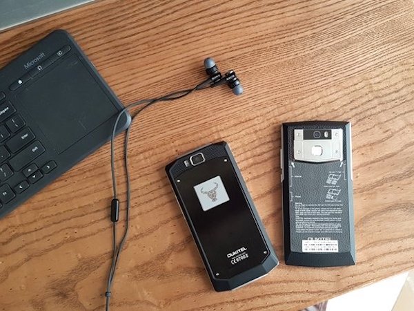 Smartphone pin khủng nhất thế giới: Dùng cả tuần không cần sạc