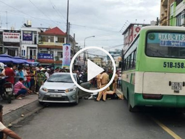 Video: Camera ghi lại cảnh tài xế ô tô mở cửa khiến cô gái chết tức tưởi