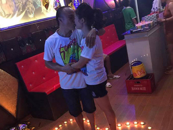 Cặp đôi "bố mẹ tao" cứ ra đường là mặc đồ đôi, 26 năm vẫn lãng mạn, "xì tin" hết phần giới trẻ