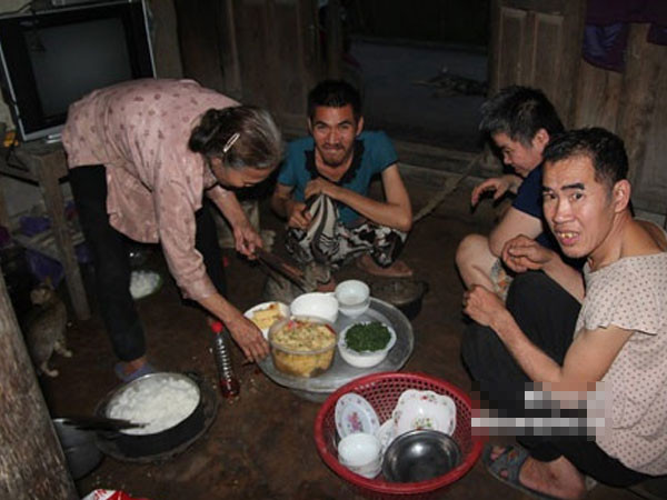 Cuộc sống hiện tại của người mẹ muốn 6 con ăn một bữa thật no rồi uống thuốc độc cùng chết