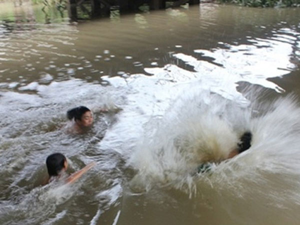 Hải Dương: Cứu em trai đuối nước, chị chết thảm dưới sông