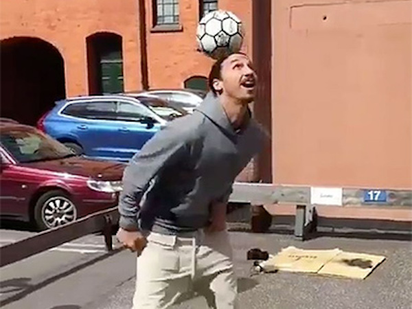 Ibrahimovic chơi bóng trở lại sau bốn tháng dưỡng thương