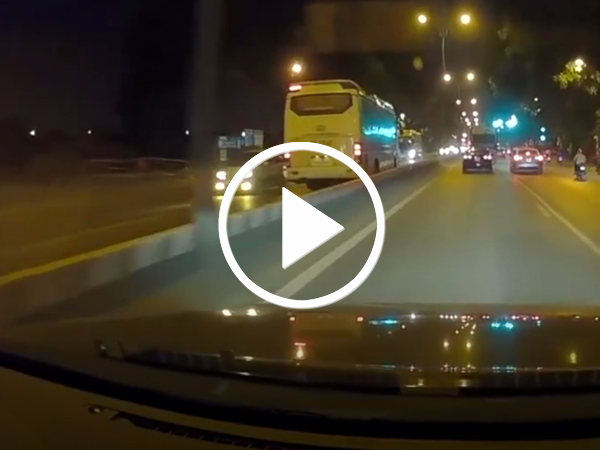 Video Xe khách 45 chỗ cố tình đi ngược chiều giữa thủ đô