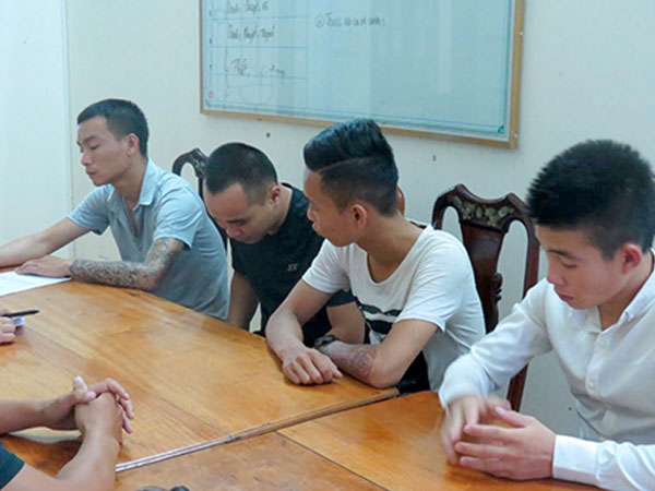 Bốn kẻ giang hồ rình trước cổng nhà, chém trọng thương gia chủ