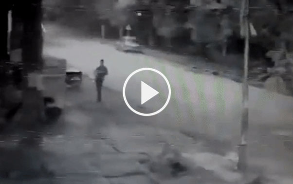 Clip: Ô tô phóng nhanh, đâm trúng cô gái đang đi bộ dưới lòng đường