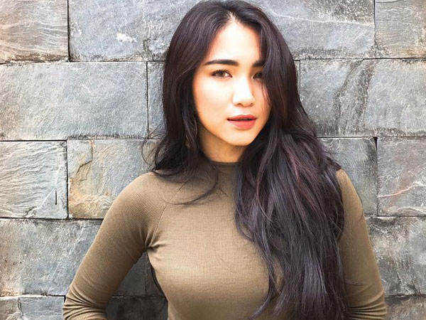 Đăng status tâm trạng, Hòa Minzy đang ngầm "khoe" có bạn trai mới?