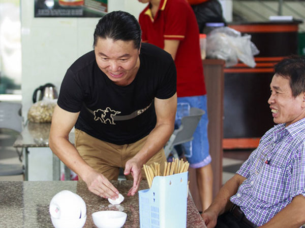Đời thực của A Lý phim "Người phán xử": Vừa chạy bàn, vừa xếp khách tất bật ở quán bia