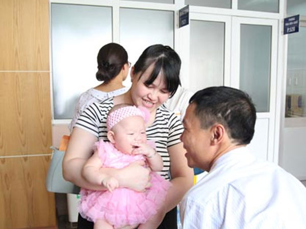Hạnh phúc vỡ òa khi hai “công chúa” ra đời từ tinh trùng bất động 100% của người bố