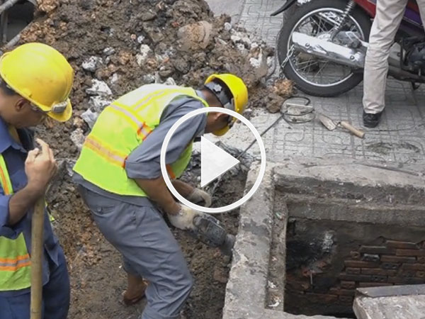 Clip: Lắp thí điểm hơn 350 hố ga ngăn mùi trên 3 tuyến đường Sài Gòn