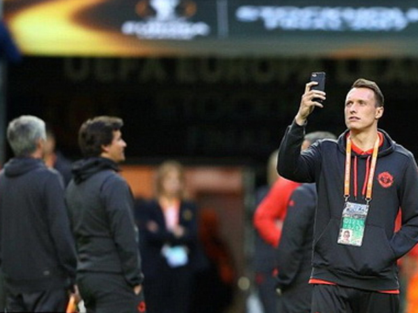 Man Utd tuyên bố kháng án treo giò của Phil Jones