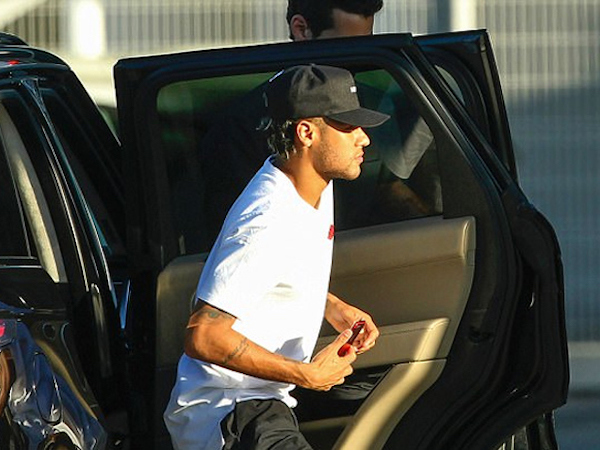 Neymar đến Porto kiểm tra y tế, chuẩn bị gia nhập PSG
