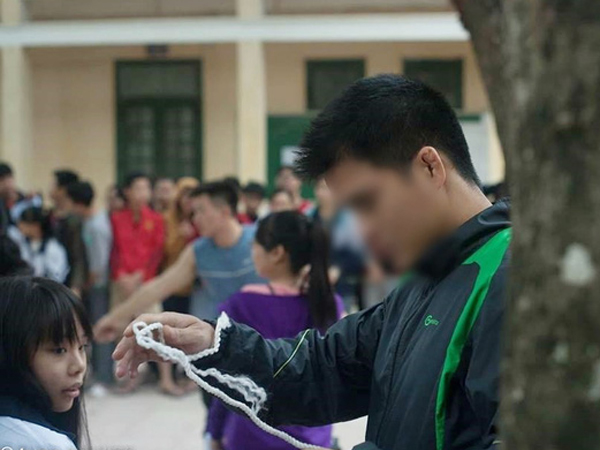 Thầy giáo qua đời vì TNGT khi vợ đang mang thai, nhiều thế hệ học sinh THPT Phùng Khắc Khoan bàng hoàng tiếc thương