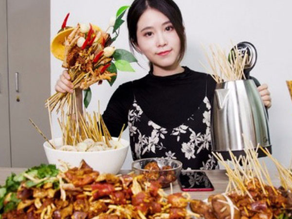 Bày trò nấu nướng tại văn phòng rồi up clip lên mạng, "thánh nữ ăn vặt" kiếm hơn 1,6 tỷ đồng cho mỗi sản phẩm trong video