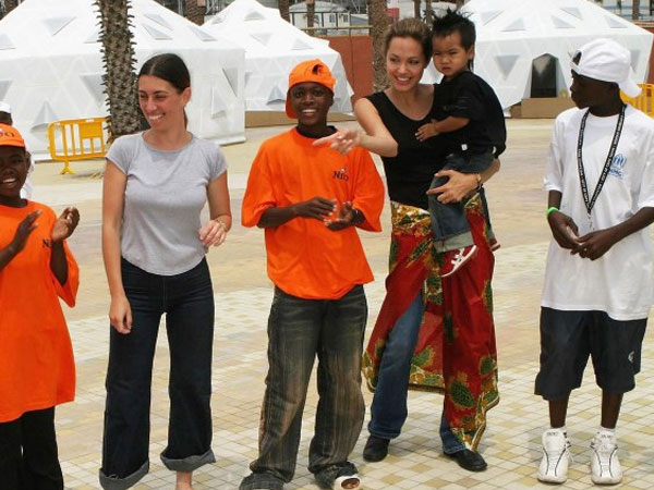 Các con theo Angelina Jolie đi làm từ thiện từ châu Á tới châu Phi