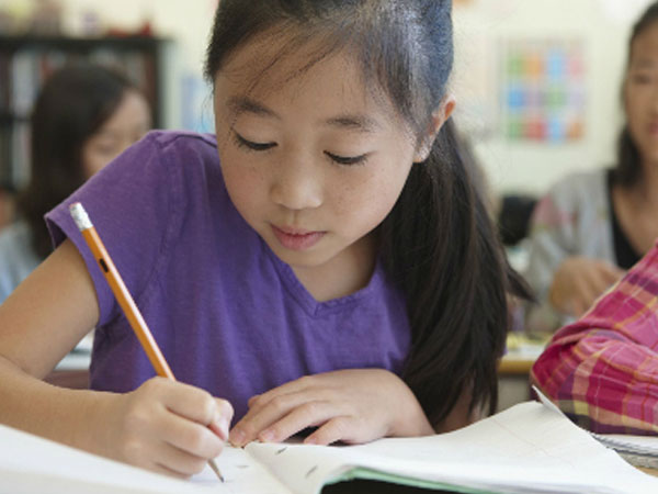 Gánh nặng tài chính khi hai con cùng học trường tư