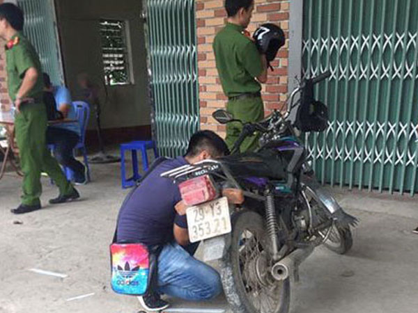 Gặp CSGT, người đàn ông bỏ lại ma túy chạy trốn lên núi