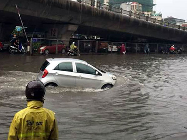 Hà Nội: Mưa lớn lúc giữa trưa, nhiều nơi đã ngập trắng