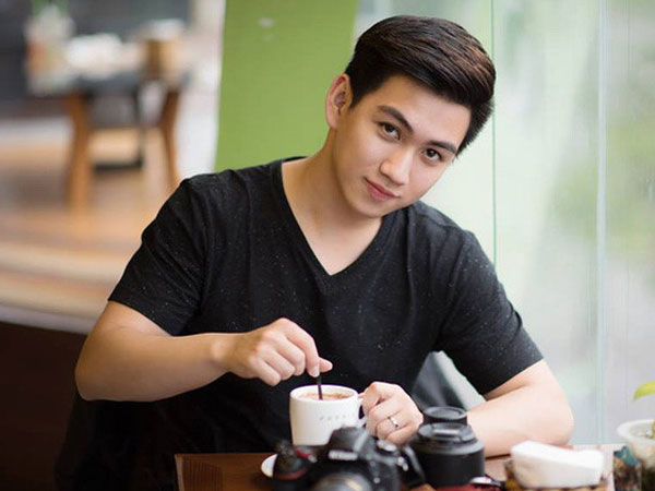 "Hot boy trường Kinh tế" hát hay, đàn giỏi và đam mê nhiếp ảnh