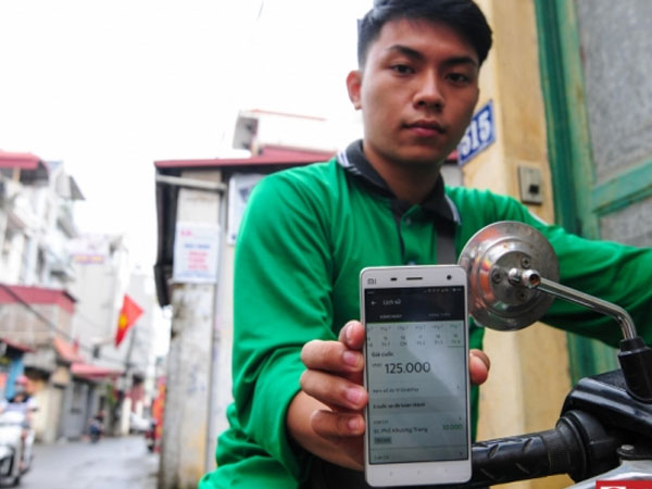 I am Grab biker: Trong khi bạn lướt Facebook thì tôi đang chạy ngoài đường