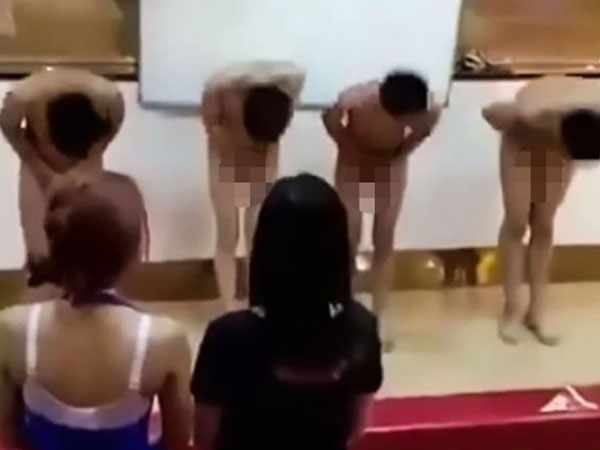 Rùng mình những hình phạt quái gở khiến nhân viên phải ngậm đắng nuốt cay